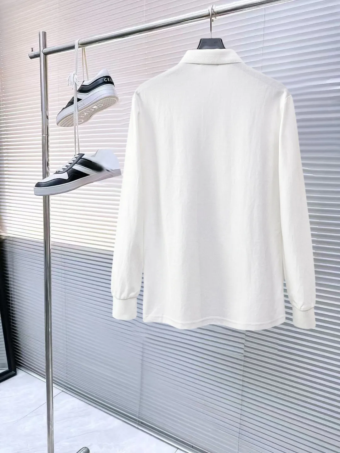 LP New Arrival long-sleeved Polo shirt, original fabric, official Same Style, made of pure cotton pique fabric, custom-made in the same vat, feels very comfortable and smooth, very wide and stylish, produced by factory for first-line brands, imported Behringer embroidery machine, embroidery is full and textured, collar and collar ribs are woven with imported yarn, does not deform after long-term wear, the most New Arrival style in autumn and winter, fashionable and individual Super Versatile and good-looking. It is very suitable for both men and women. It is a must-have for everyone. Size: M-XXXL